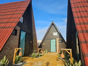 Vista dos chalés familiares estilo Suiços na Pousada Bellíssima Itália em Luis Correia, com caminho entre eles.